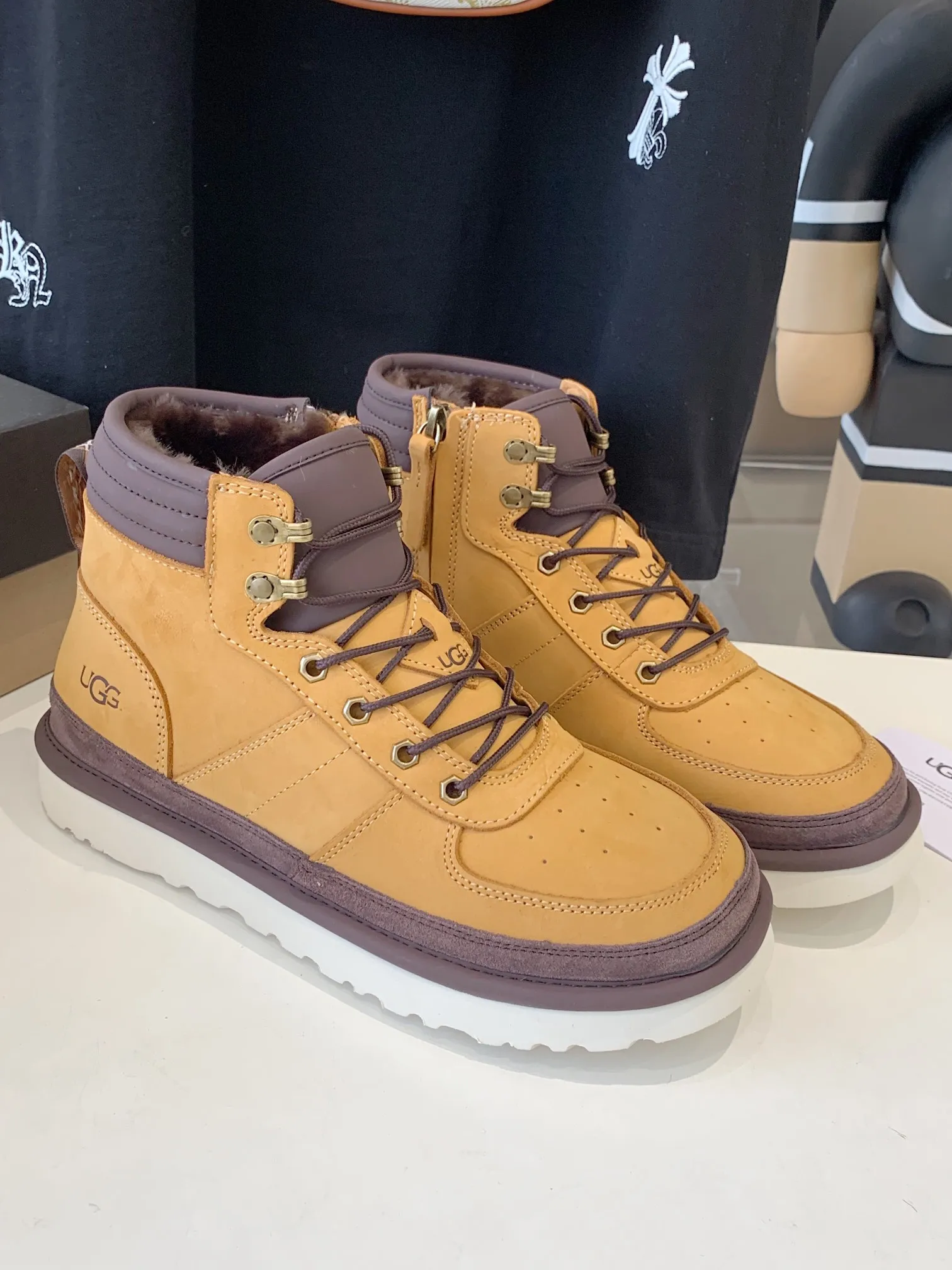 [UGG] P: 660💰 Men's model. Size: 39-44 𝐔gg 1122170 Side zipper Highlander men's shoes. Men's sheepskin lining imported from Australia. Sole. Light wing technology outsole. The upper foot is very comfortable. Men's snow boots are OK for husband and dad. High-end atmosphere. Three colors: chestnut, dark brown, olive green.